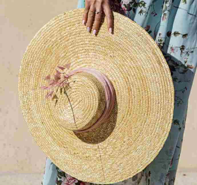 Pamelas y tocados para invitada, ¿en qué se diferencian?