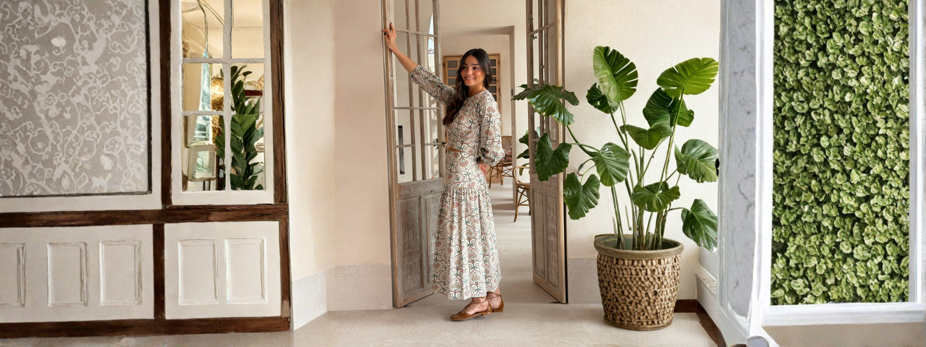 Mujer vistiendo una falda de casual con un diseño de rayas, posando frente a una entrada elegante.