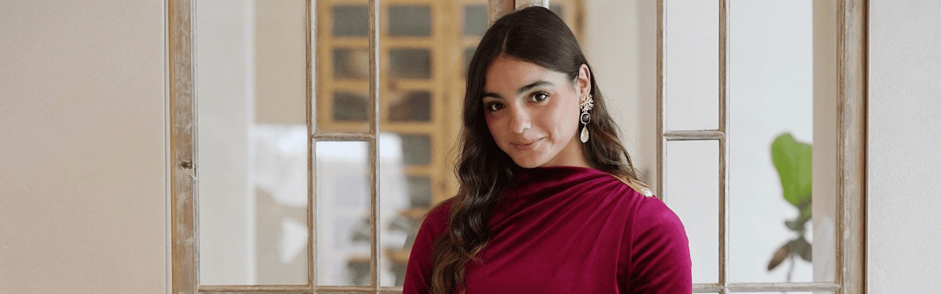 Modelo luciendo un vestido de terciopelo elegante, ideal para Vestidos Terciopelo Navidad.