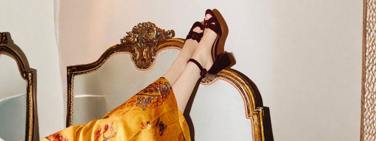 Zapatos de Invitada de tacón alto en un evento elegante, combinados con un vestido rosa.