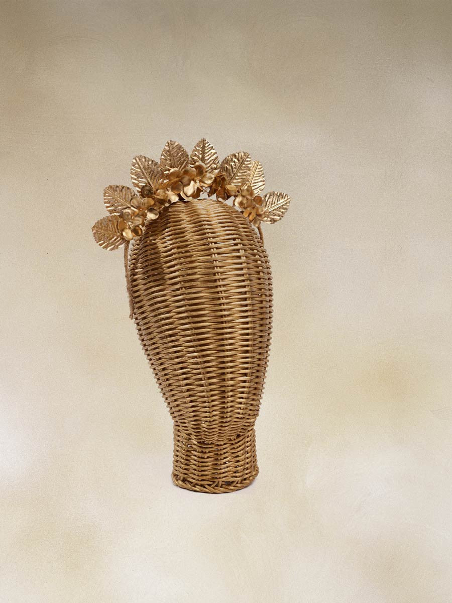 CORONA DE HOJAS DORADAS