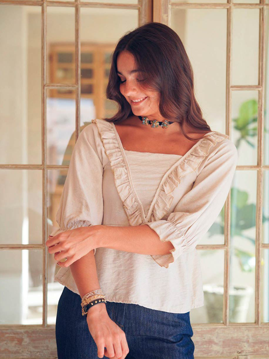 BLUSA ESCOTE VOLANTE