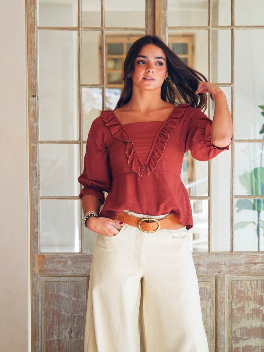 BLUSA ESCOTE VOLANTE