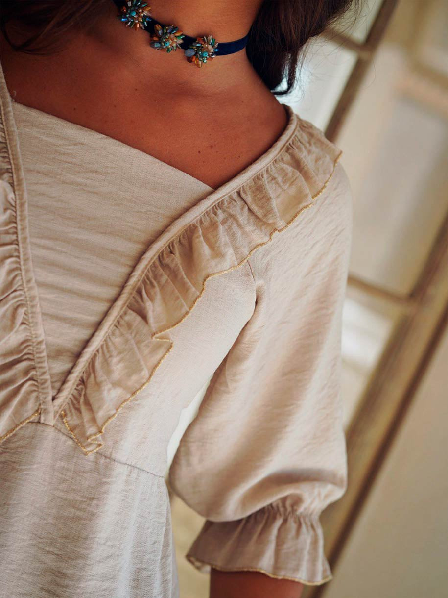 BLUSA ESCOTE VOLANTE