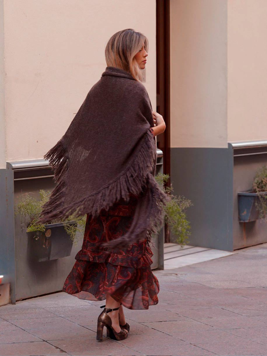 Capa de lana con flecos