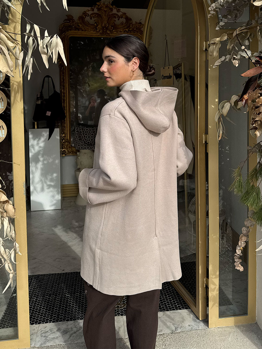 Abrigo de punto en color camel con capucha