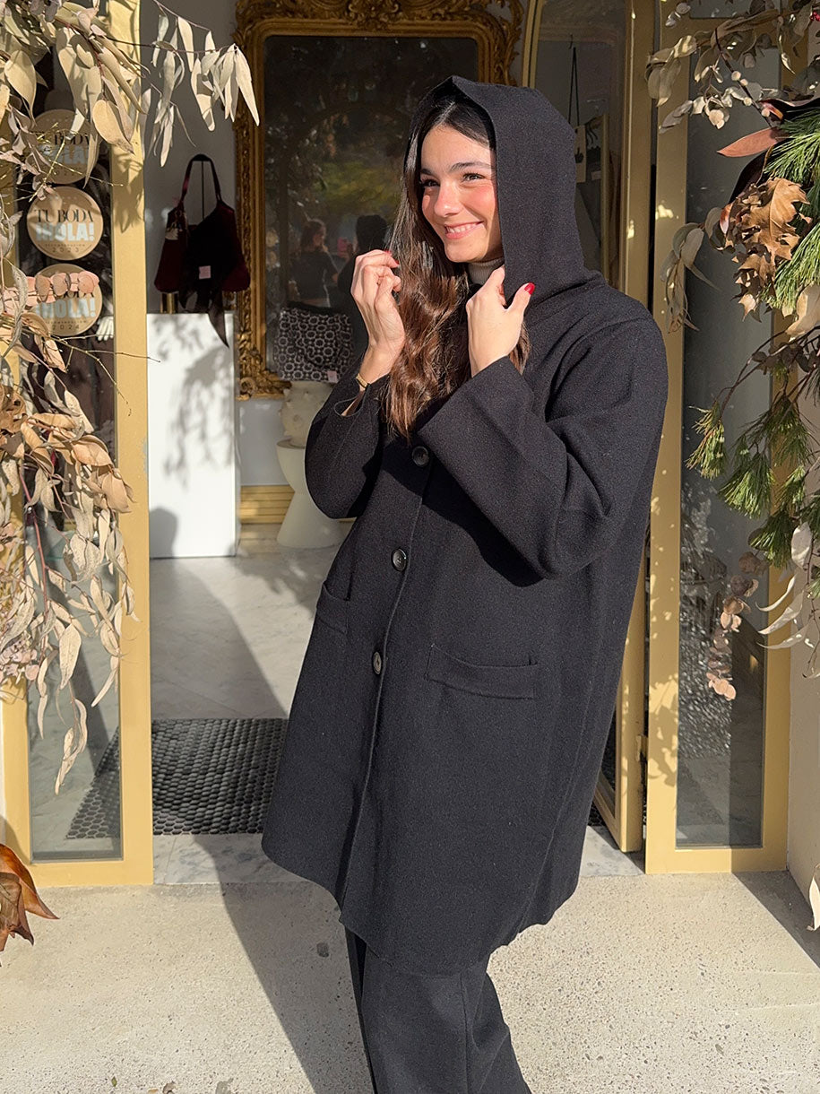 Abrigo de punto negro abotonado