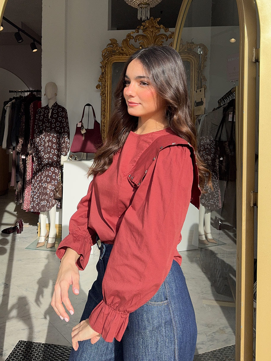 Blusa de mujer en color rojizo