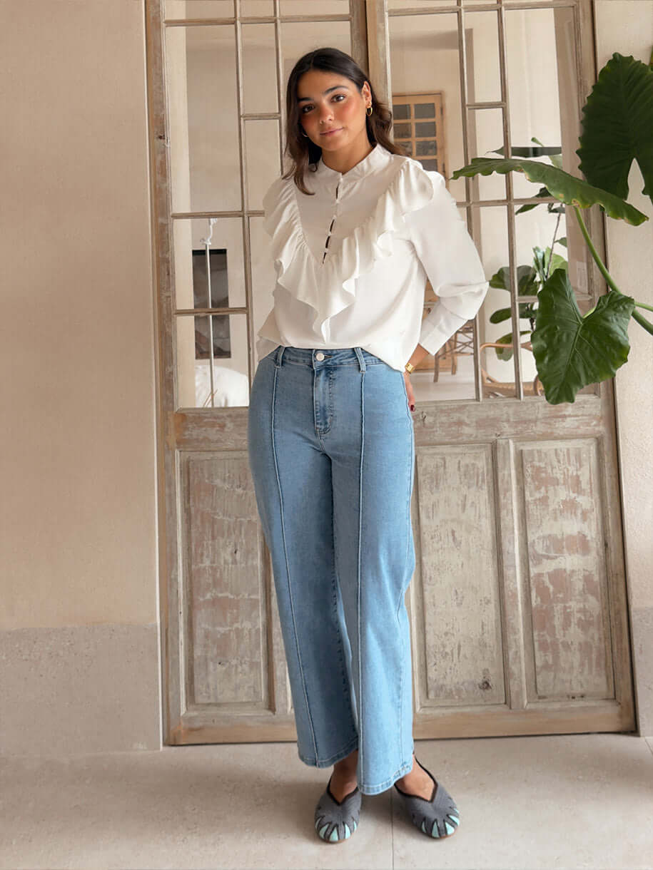 Blusa blanca con volante