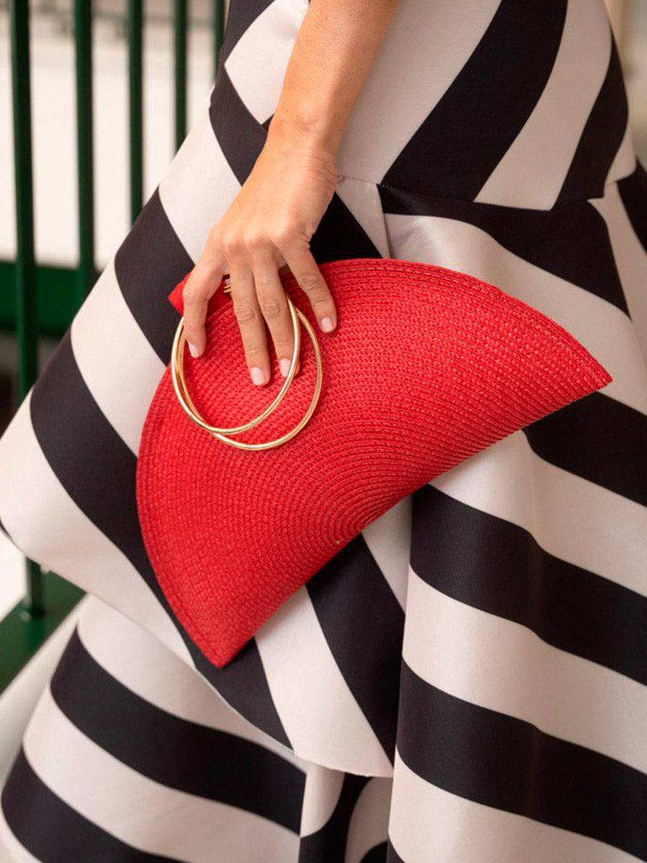 Bolso de mano en color rojo con asa dorada