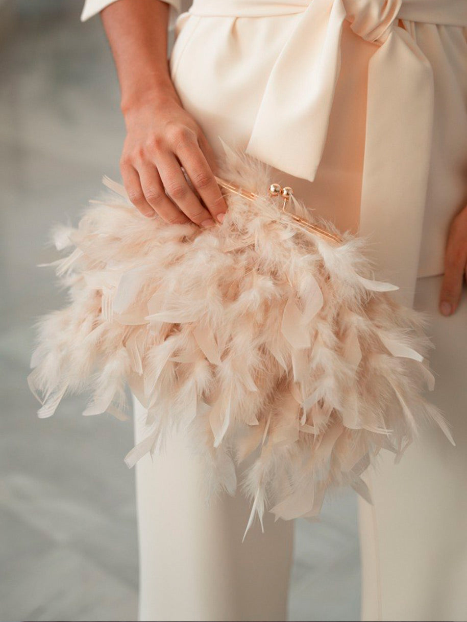 Bolso con plumas de invitada en color blanco