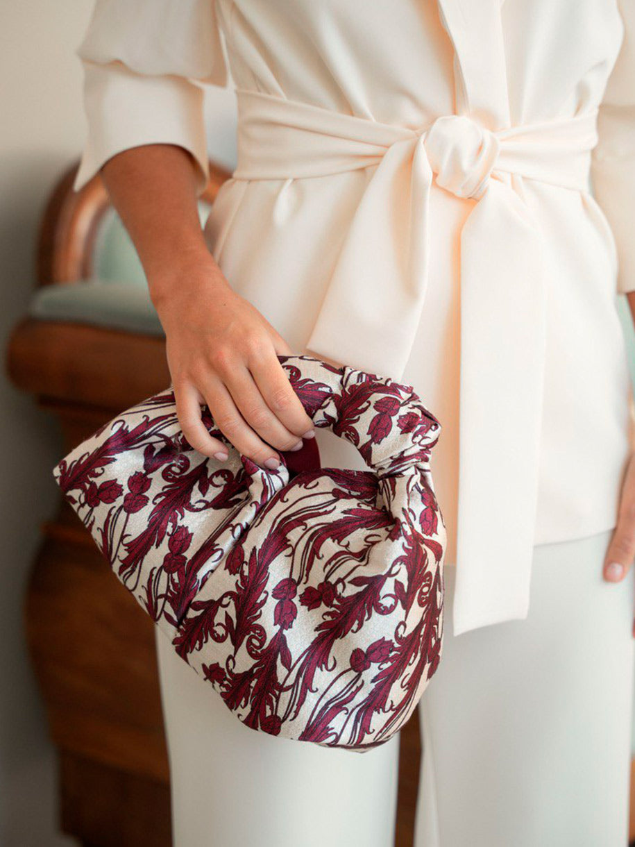 Bolso de mano con nudo para invitada de boda