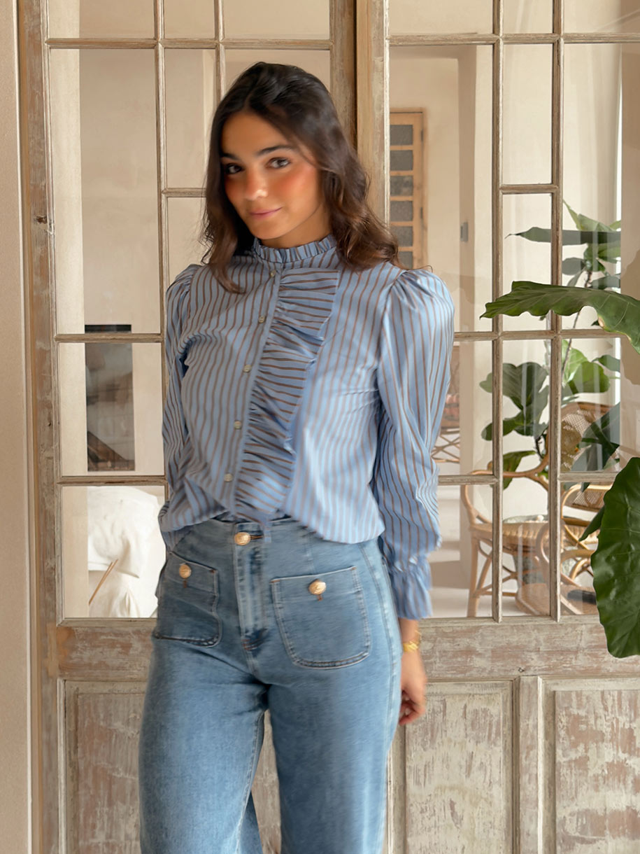 CAMISA RAYAS AZULES con diseño de volante y cuello fruncido, ideal para un look actual y cómodo.