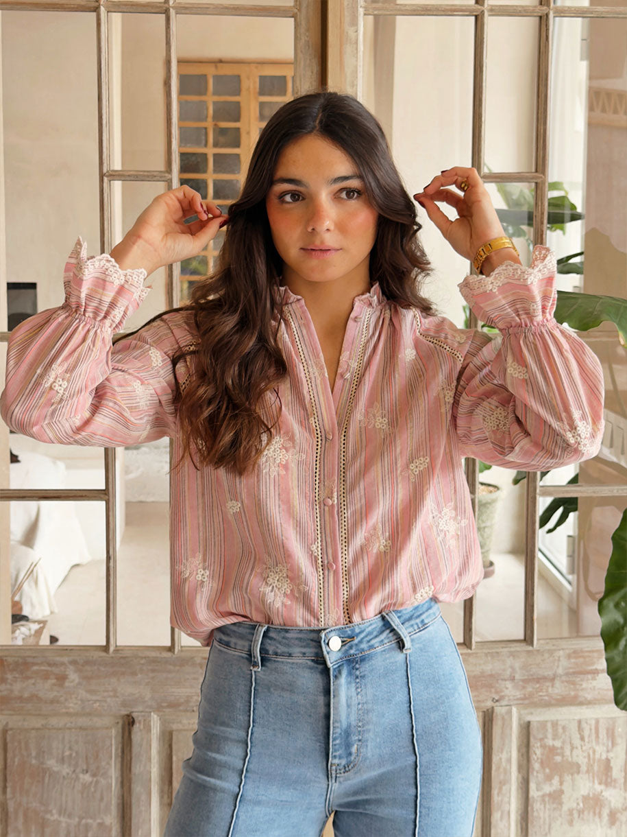 Camisa Rayas Bordadas Rosa, prenda de mujer de algodón con bordado floral y cuello con volante, ideal para cualquier ocasión.