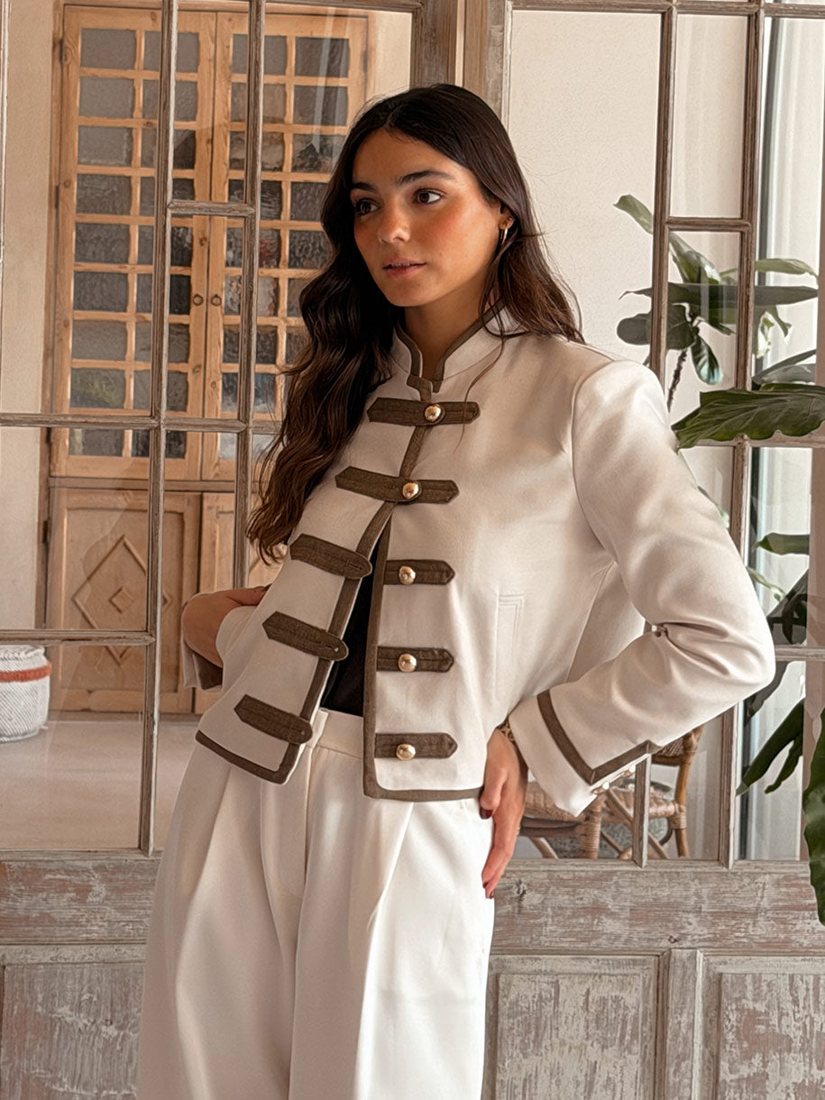 Chaqueta de mujer en color beige para la oficina