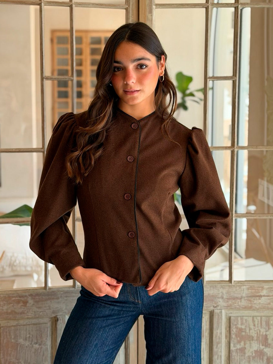 Chaqueta en color chocolate con botones