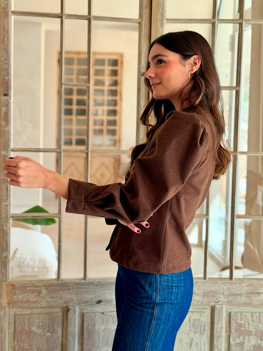 Bomber en chocolate de mujer elegante