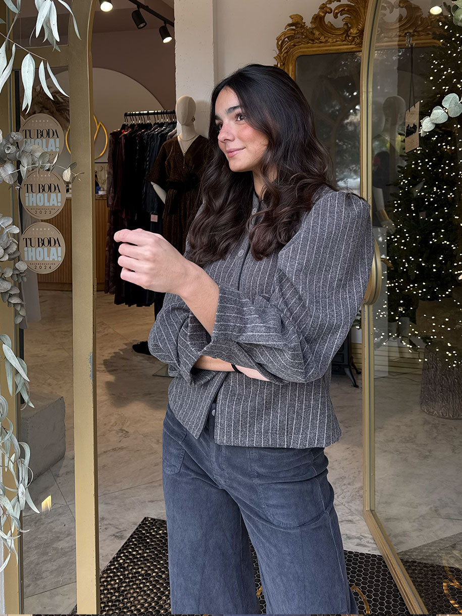 Chaqueta de rayas gris y blancas