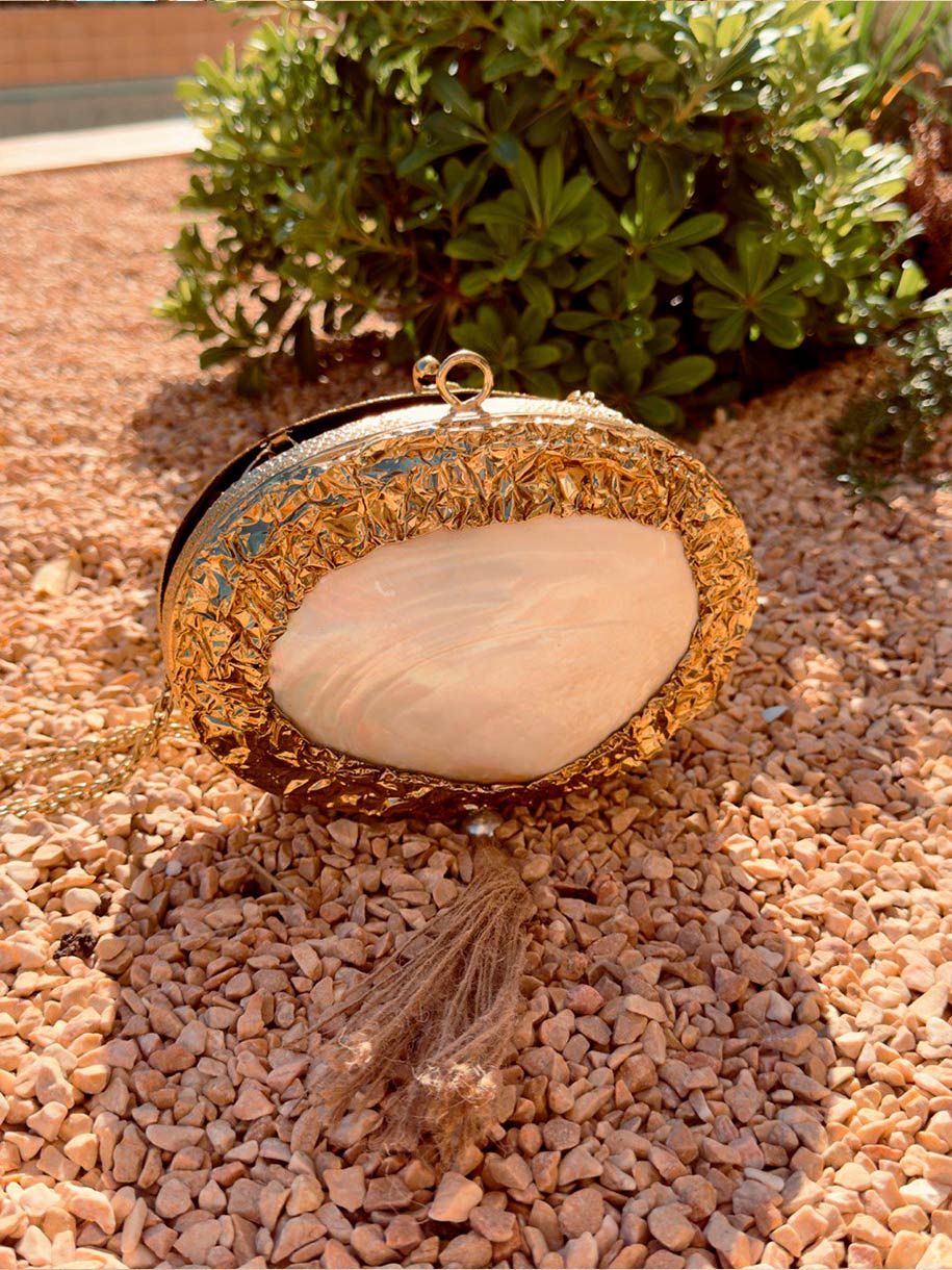 Clutch dorado de invitada de boda