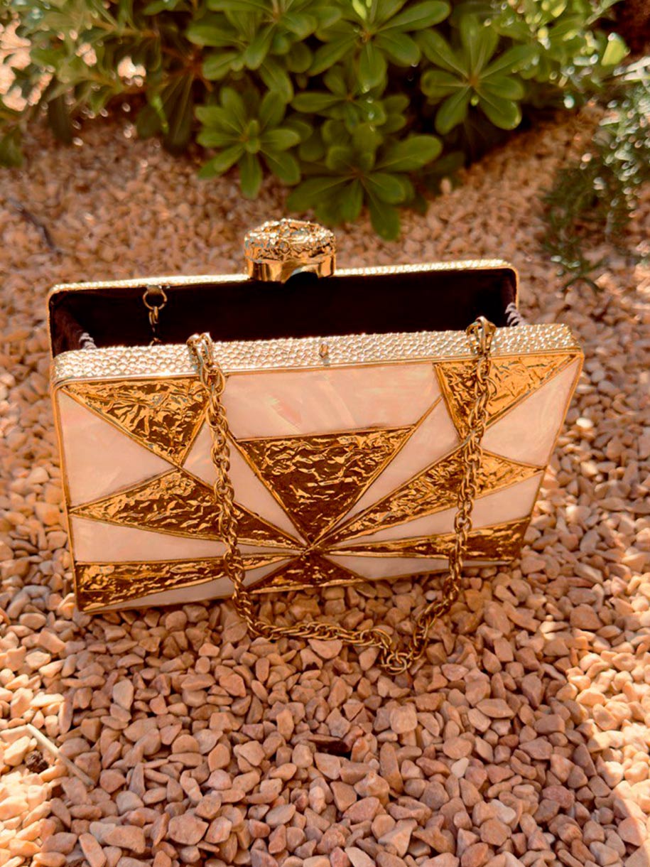 Bolso de mano dorado para invitada