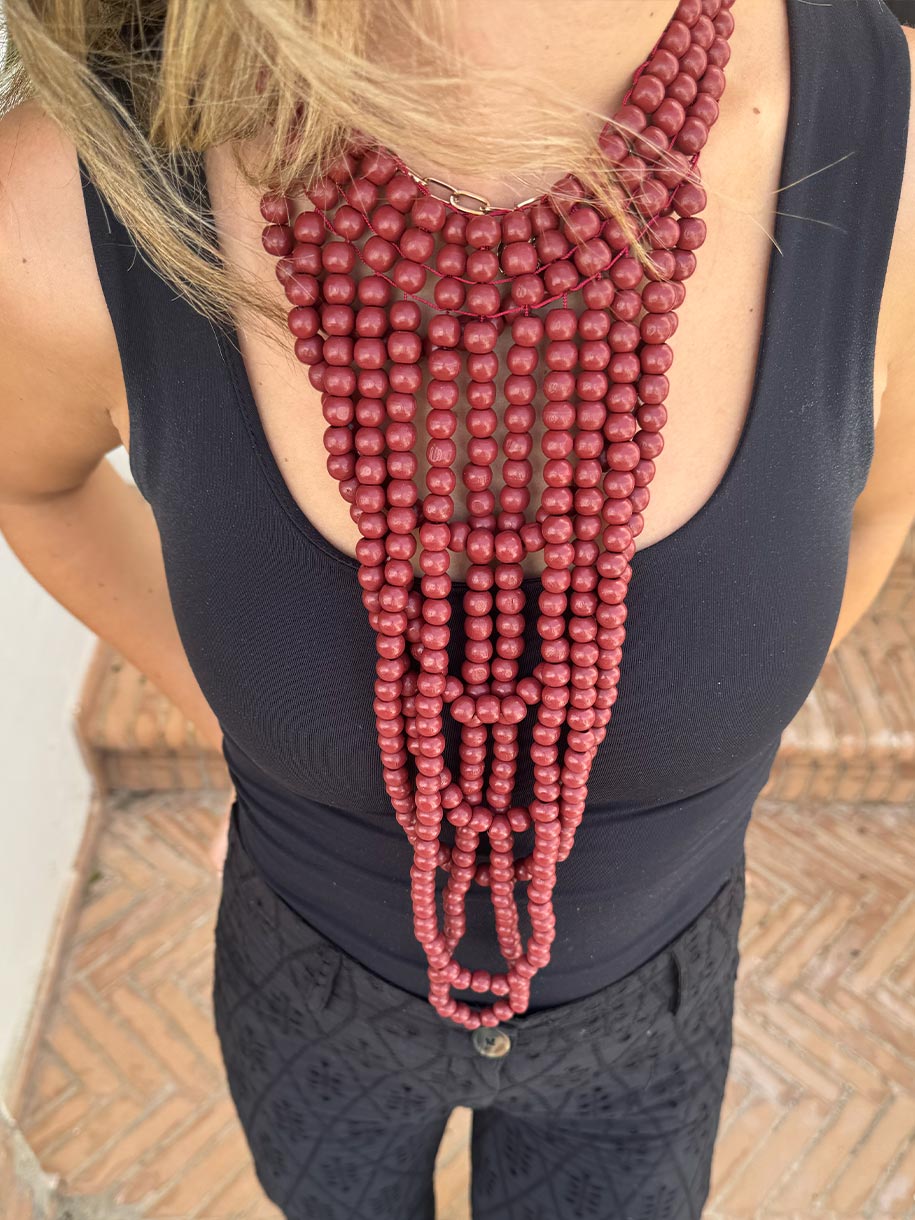 Collar en color granate
