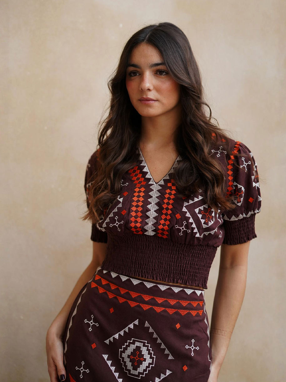 Conjunto formado por blusa y falda