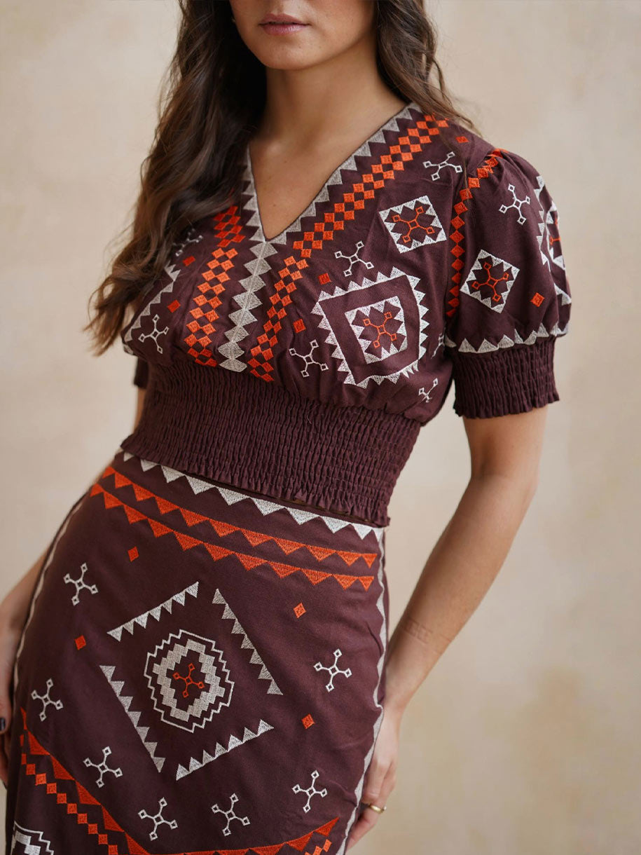 Blusa bordada con escote en V