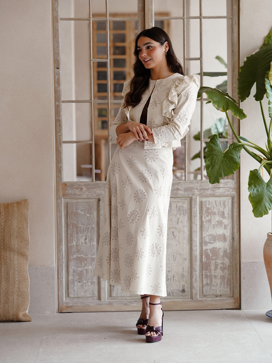 Conjunto formado por blusa abullonada y falda midi