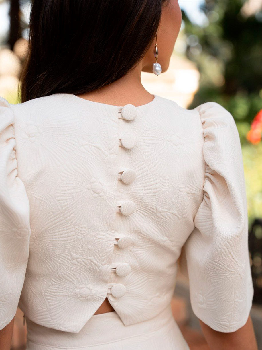 Top con mangas abullonadas con botones en la espalda