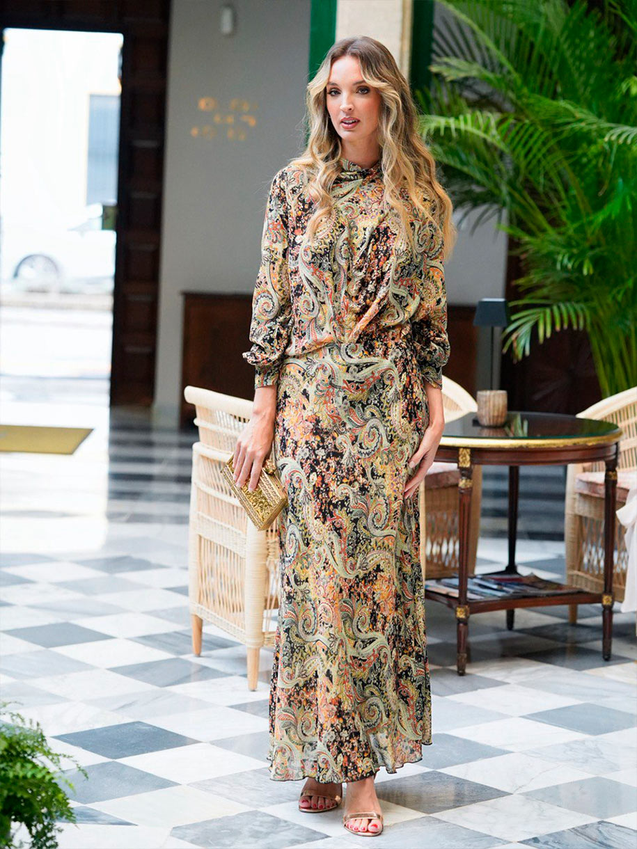 Conjunto de invitada con blusa estampada