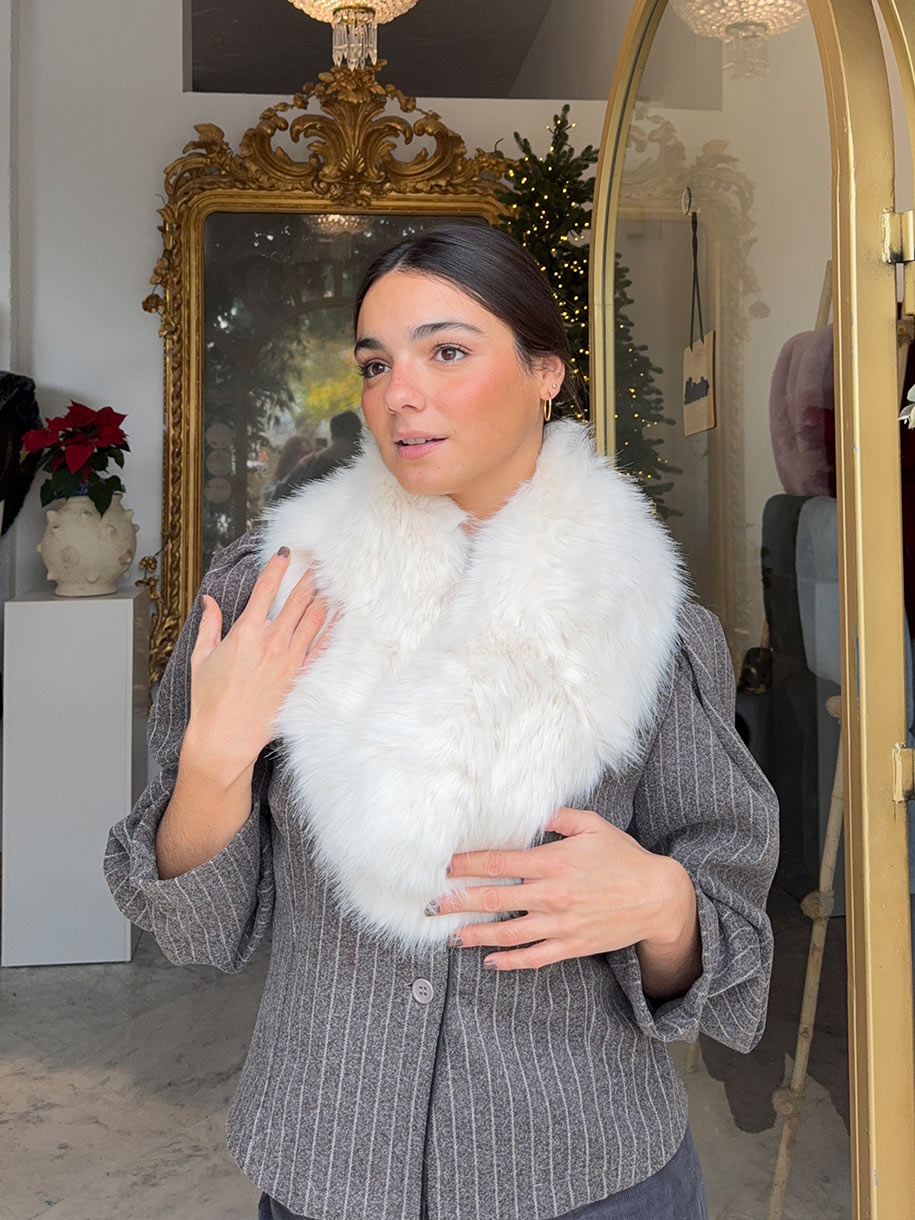 Estola de pelo en blanco