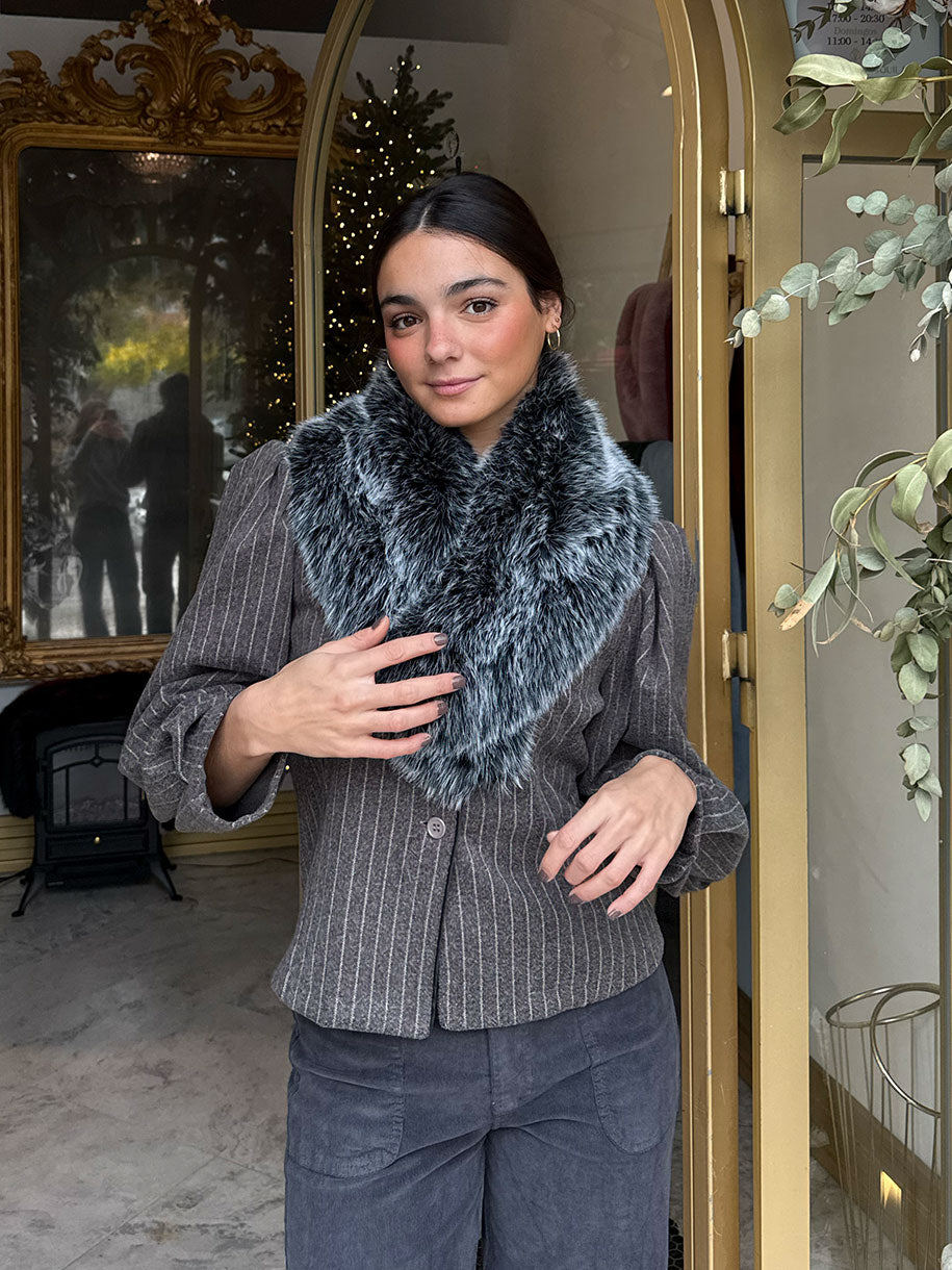 Estola de pelo en color gris