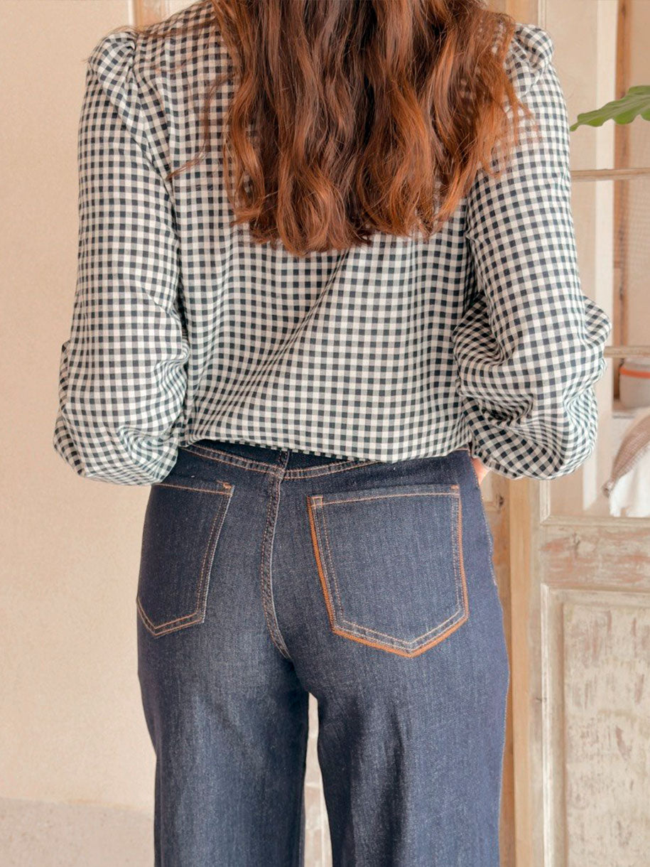 Jeans de mujer con bolsillos en color oscuro