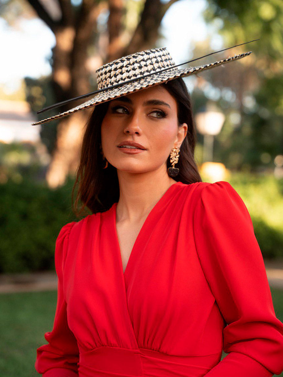 Pamela de invitada en color natural y negro