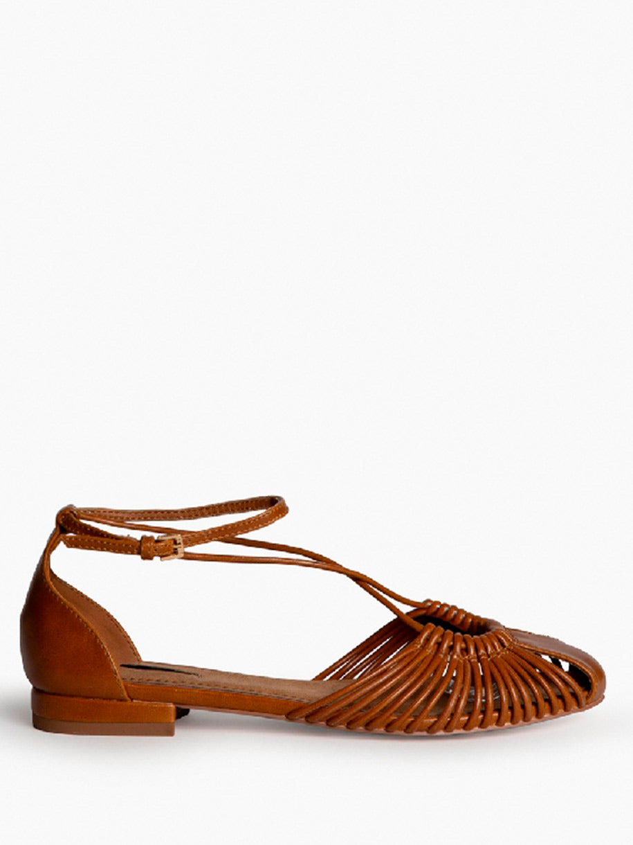 Sandalias con tiras en color marrón