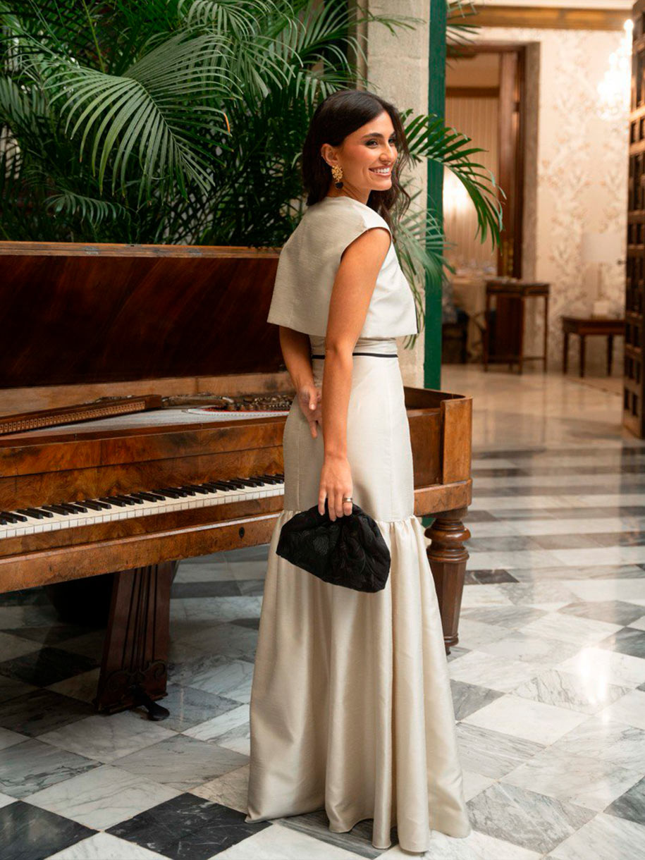 Vestido beige con torerita a juego