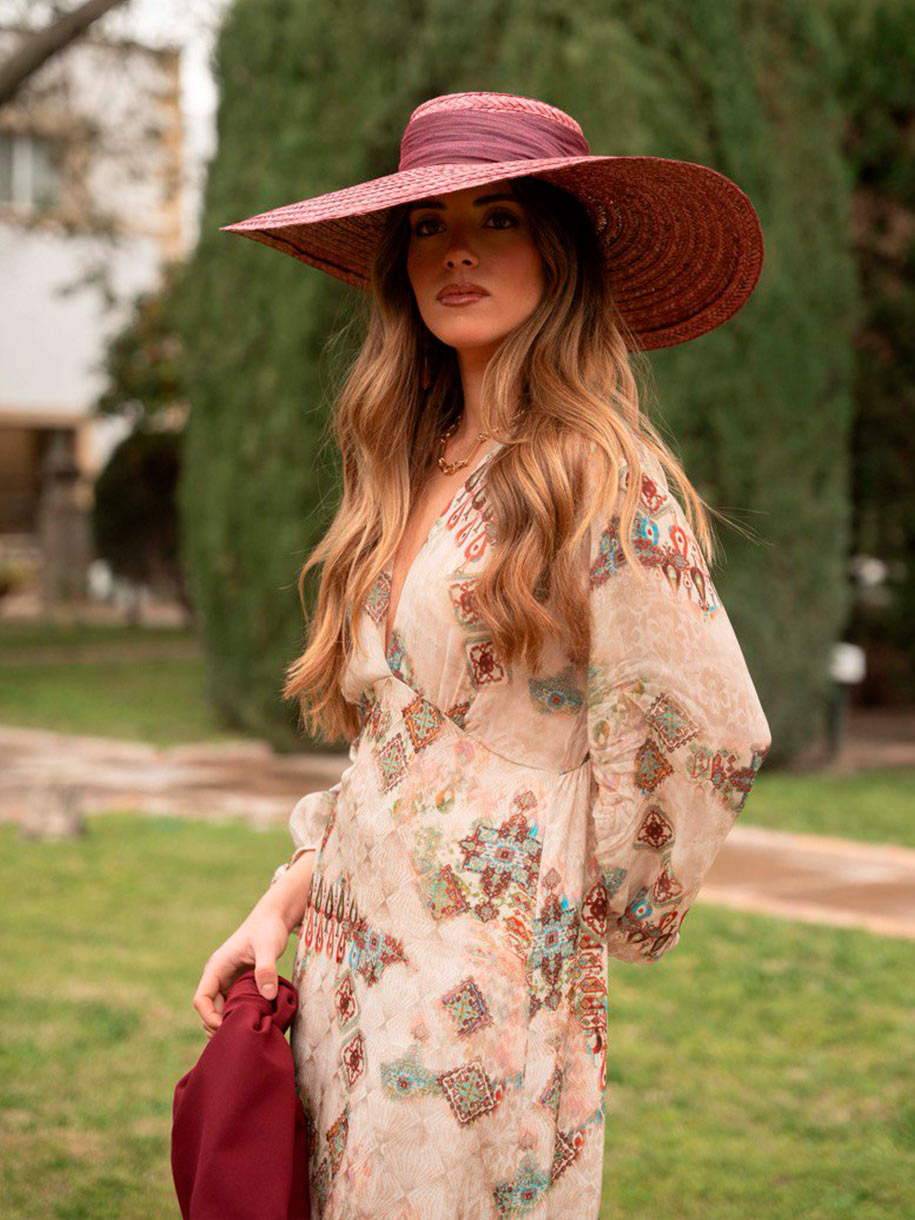 Vestido de invitada de boda de día con pamela