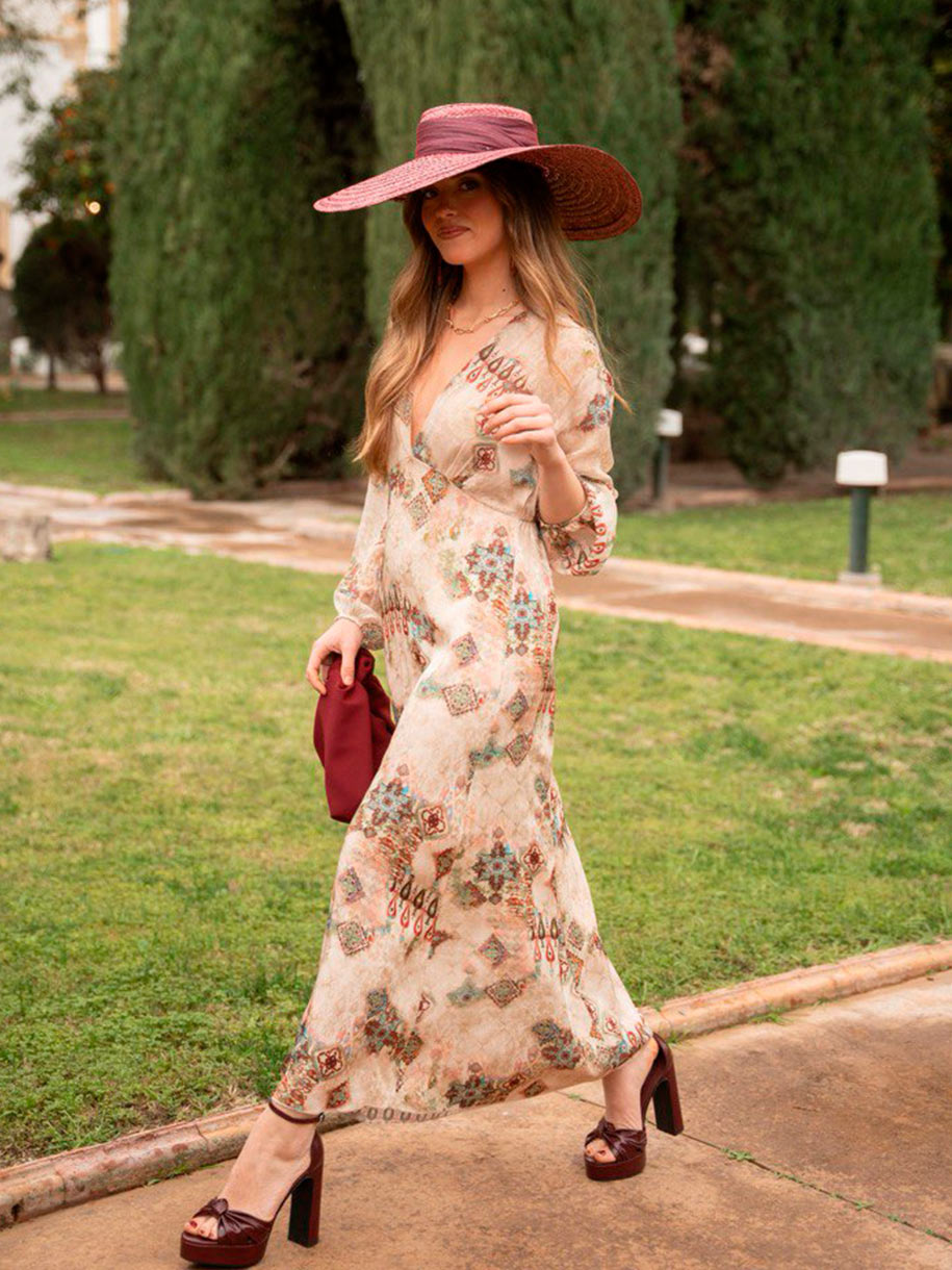 Vestido con escote en V y estampado geometrico