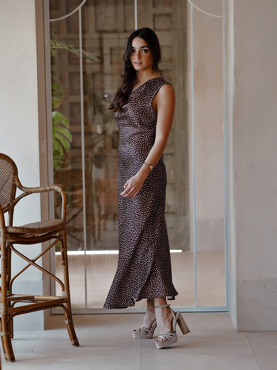Vestido con cascada y lunares en color marron