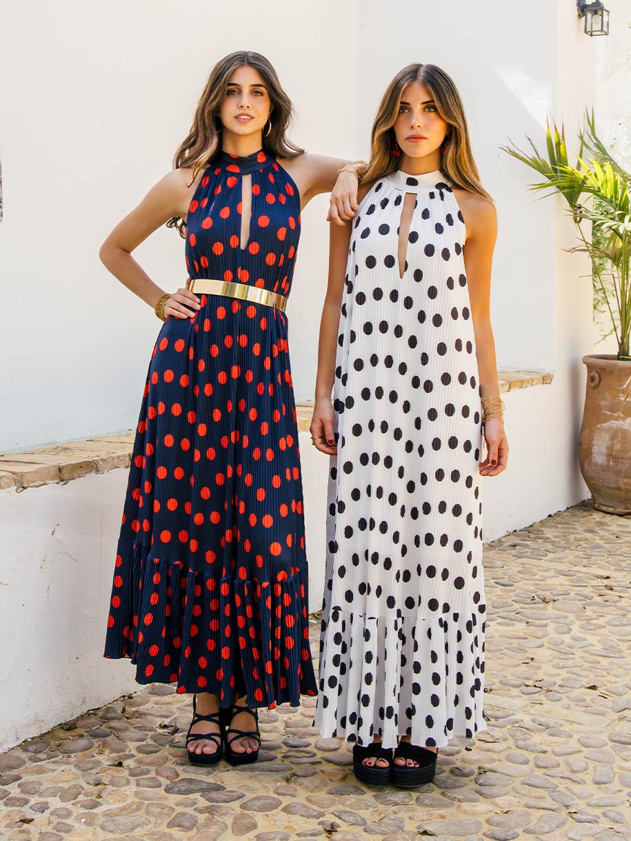 Dos modelos luciendo el VESTIDO LUNARES LEVANTE, uno con estampado rojo y negro y el otro en blanco con lunares negros.