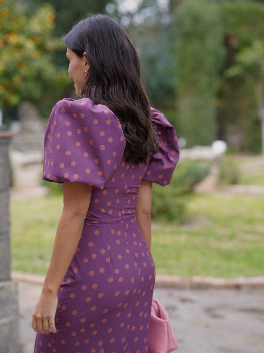 Vestido con lunares y fondo en color morado con mangas abullonadas