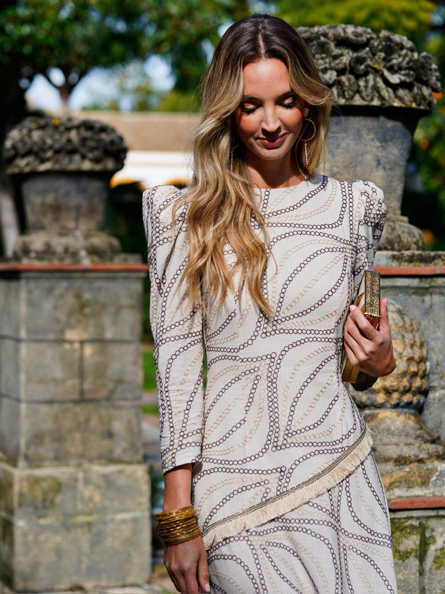 Vestido con hombreras y estampado