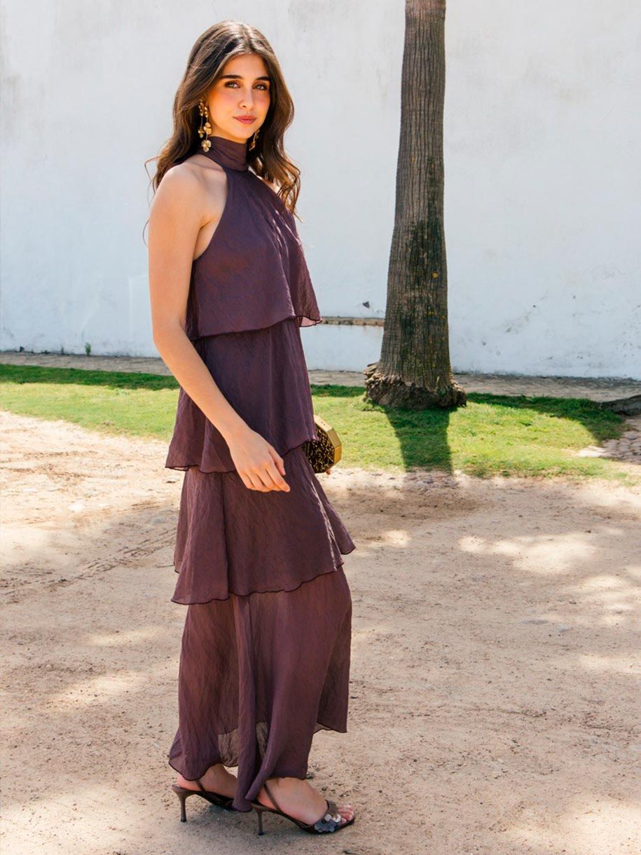 Vestido con petalos en color tinto