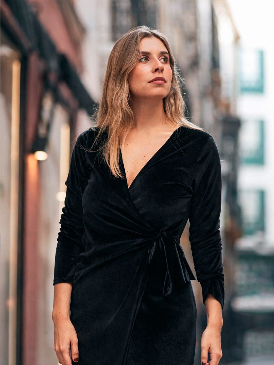 Vestido de terciopelo en negro con lazo