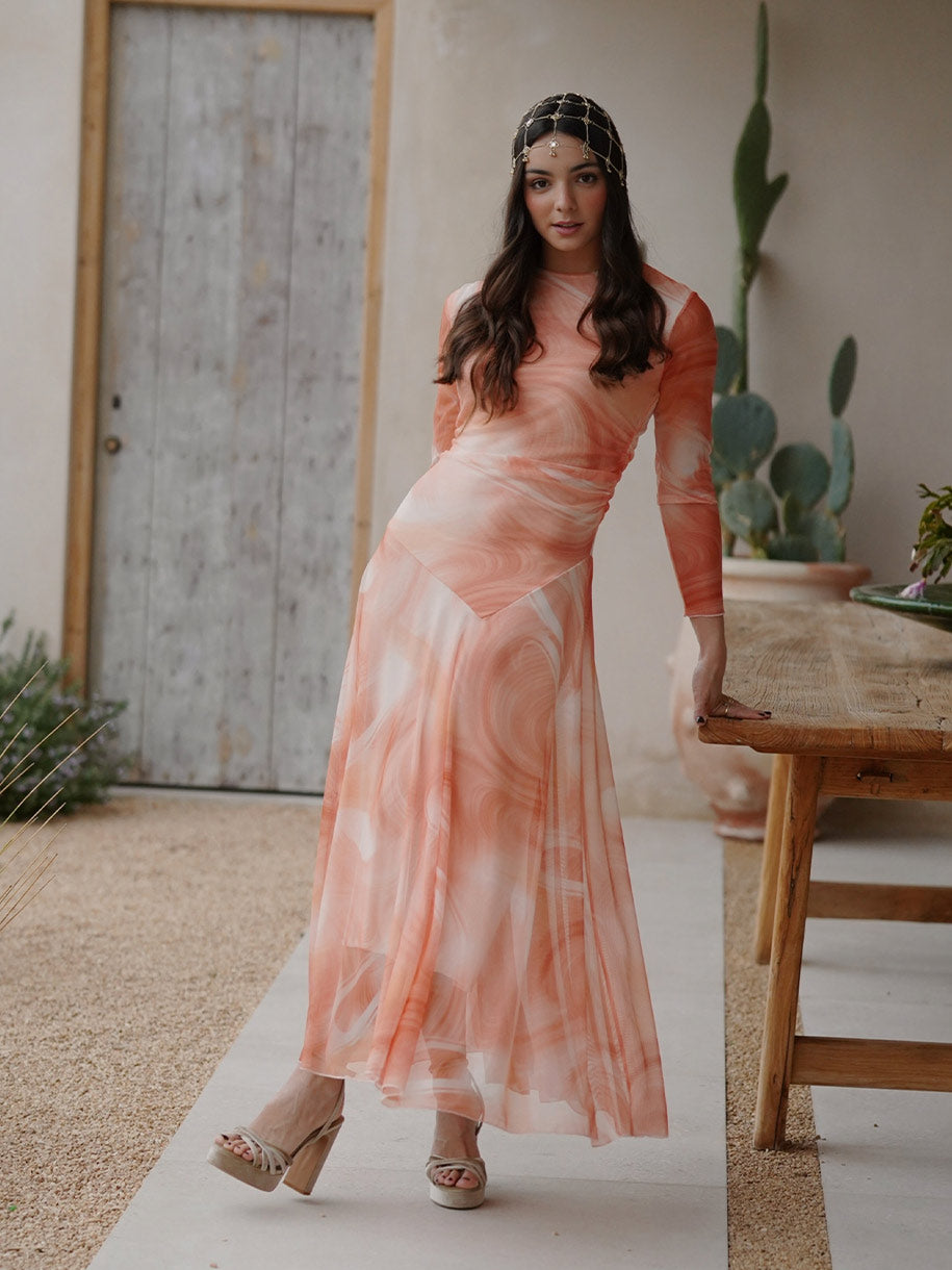 Vestido de fiesta con casquete