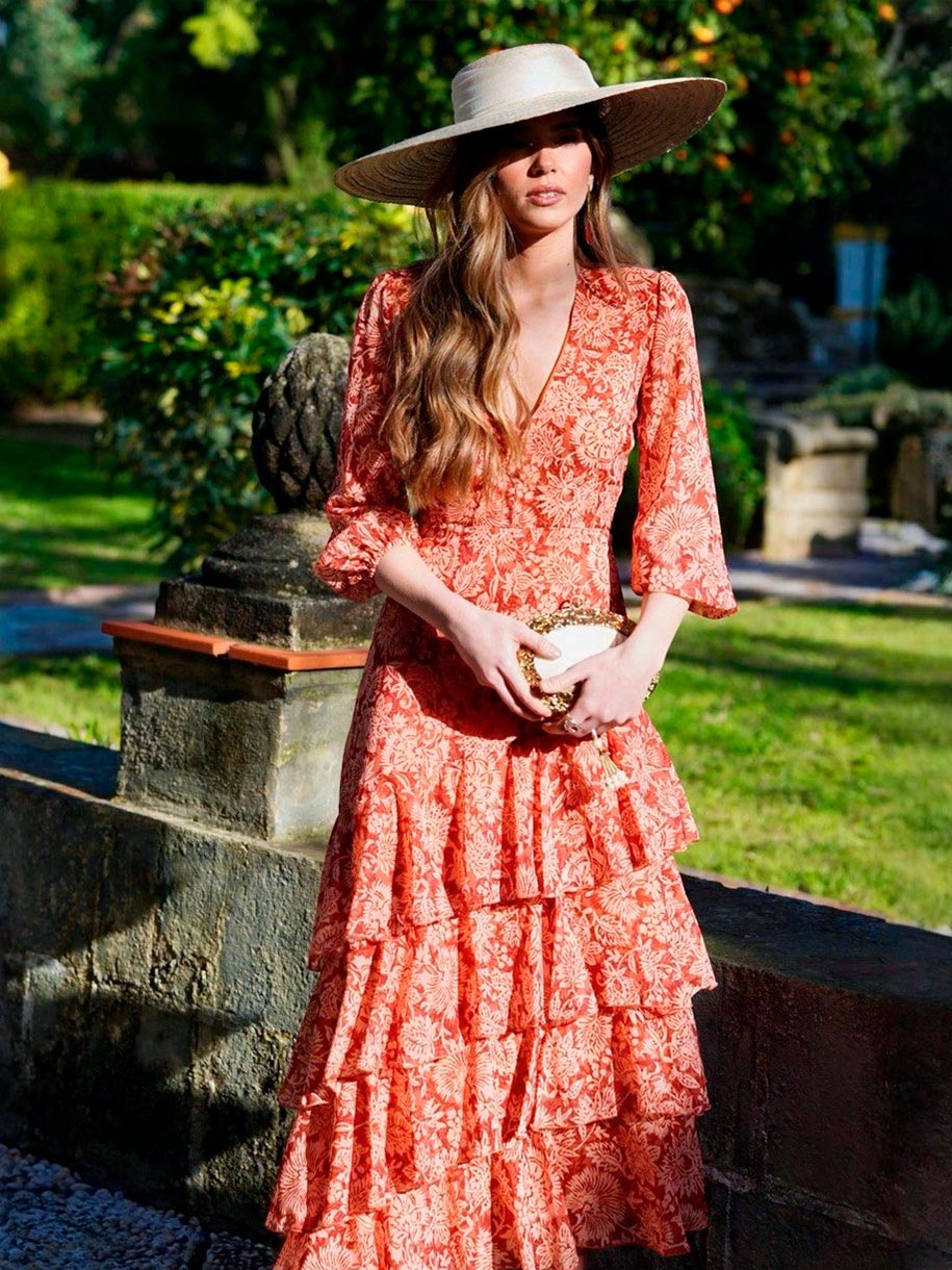 Vestido midi invitada de boda con pamela