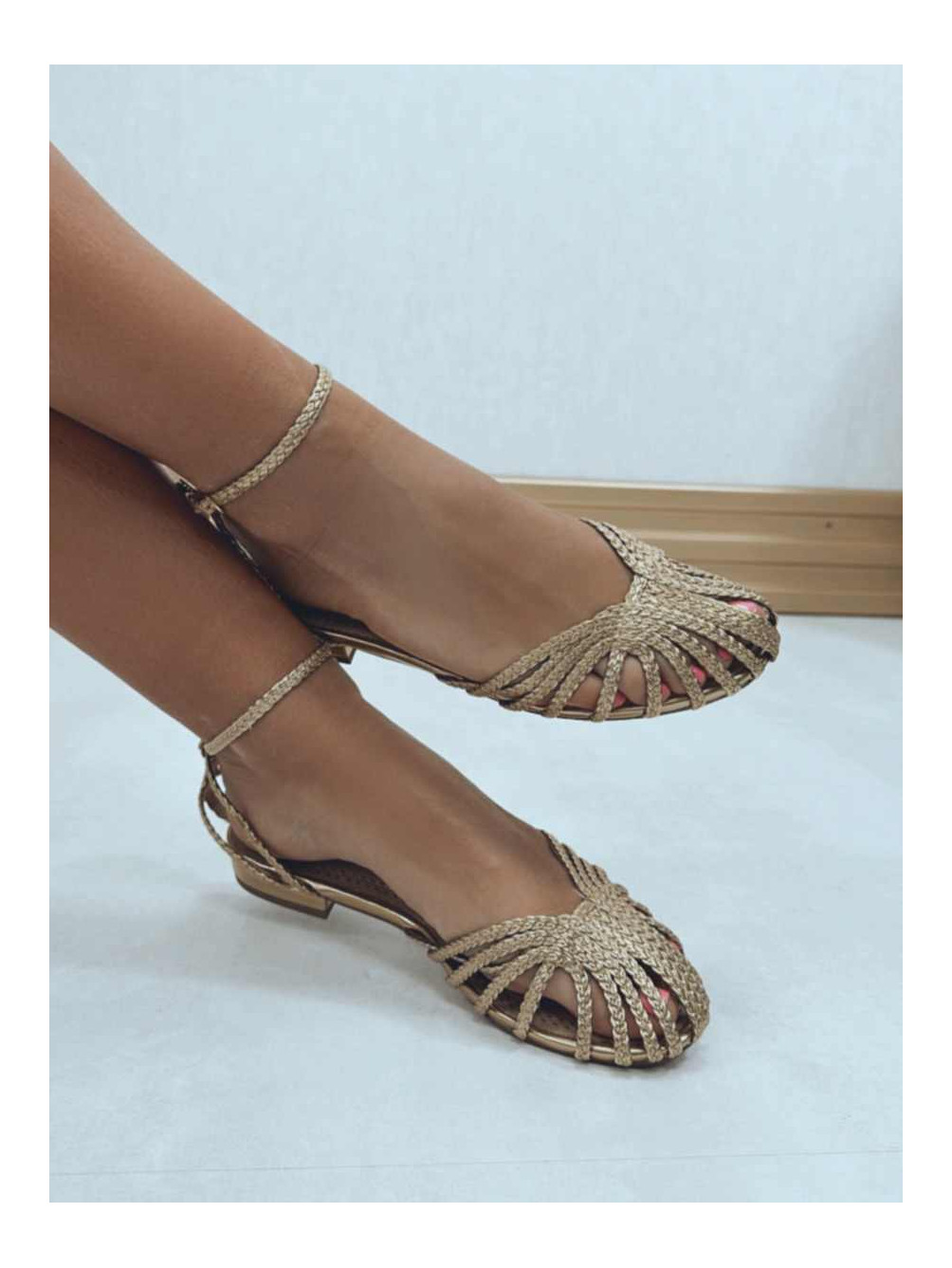 Sandalias trenzadas color dorados, moda zapatos, Mariquita Trasquilá