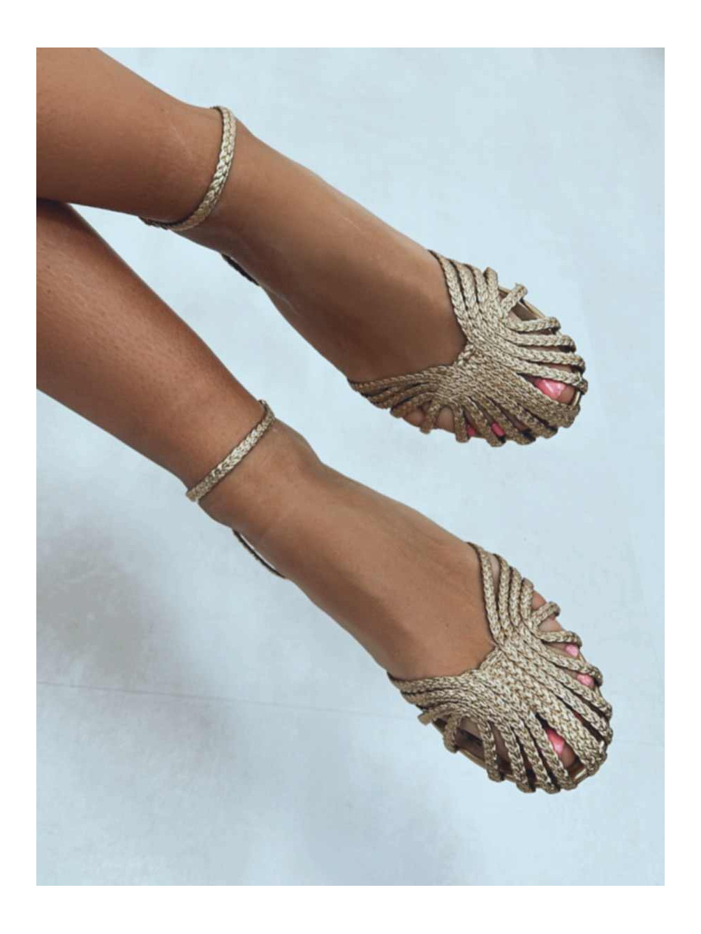Sandalias trenzadas color oro, de pulsera en tobillos, moda de zapatos baratos mujer, Mariquita Trasquilá