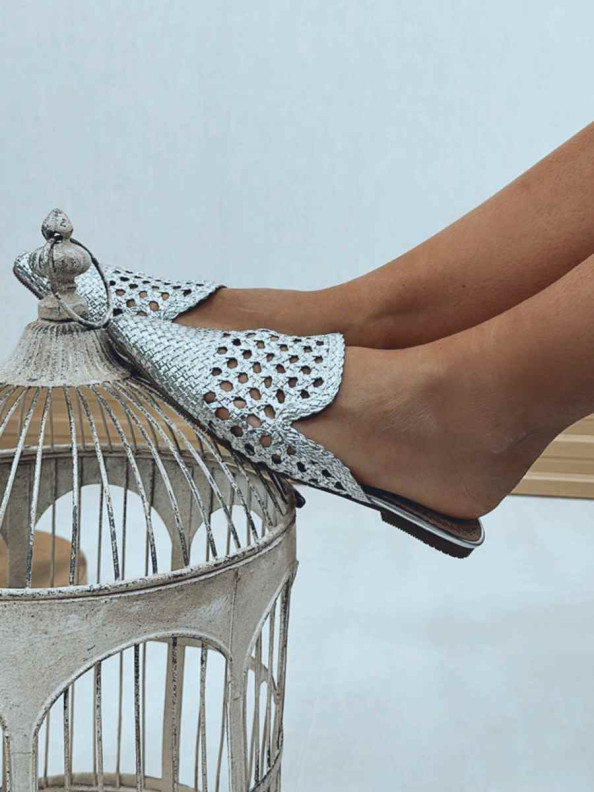 zapato mule calada, zapatos de mujer, mule plateada, moda de calzado; Mariquita Trasquilá