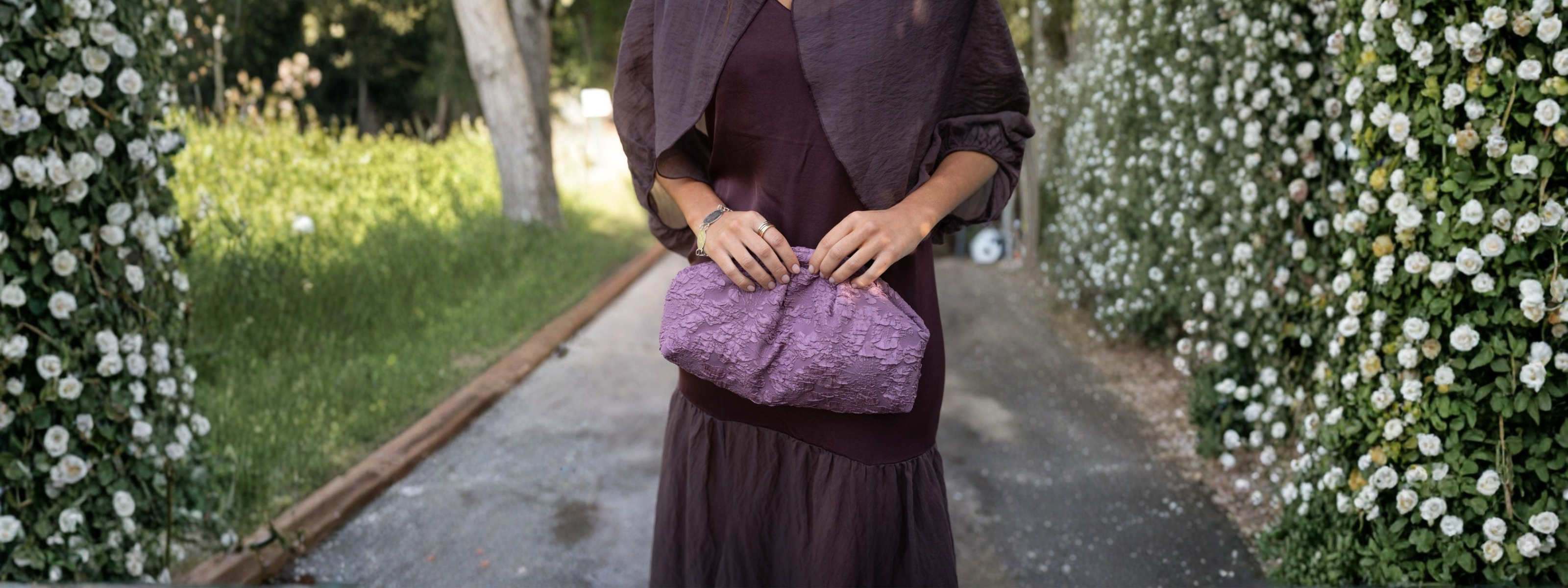 bolso para invitadas, el complemento perfecto para tus looks de invitada. Bolso de mano lila para madres de comunión, bodas, graduaciones o bautizos